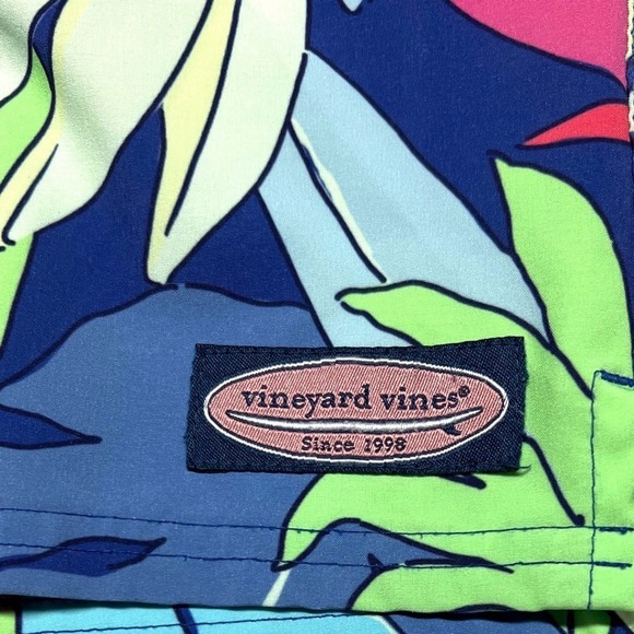 Vineyard Vines Boys Chappy Swim Trunks Tropical Print Large 7" EUC - Picture 4 of 10